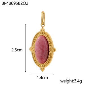 Details eines goldenen Vintage-Anhängers mit rosa Stein, Maße 2,5 cm x 1,4 cm im Fokus