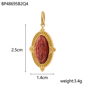 Nahaufnahme des ovalen Goldanhängers mit rotbraunem Stein und Maßen von 2,5 cm mal 1,4 cm