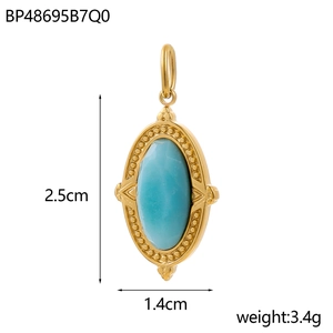 Makroaufnahme der Maße 2,5 cm x 1,4 cm des Retro-Goldanhängers mit blauem Stein