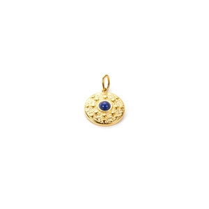 Gouden roestvrijstalen ronde hanger met diepblauwe lapis lazuli steen en gehamerde textuur