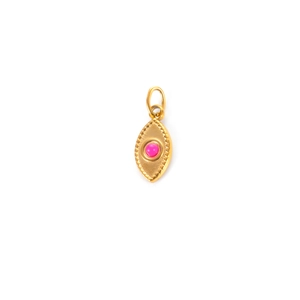Dettaglio del ciondolo occhio dorato con pietra rosa e bordatura a rilievo perlata