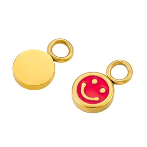 Dettaglio macro di ciondoli smaltati a forma di faccina che mostrano fronte e retro oro