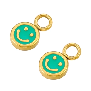 Dettaglio di due ciondoli rotondi smile placcati in oro con smalto verde per gioielli fai da te