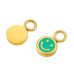 Dettaglio di ciondoli circolari placcati in oro con smalto verde e motivo a faccia sorridente