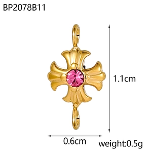 Dettaglio ciondolo a croce dorata con zircone rosa e dimensioni per gioielli DIY