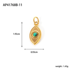 Dettaglio del ciondolo a occhio dorato con perla in malachite verde e dimensioni