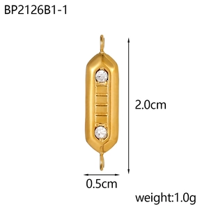 Dettaglio macro di un ciondolo rettangolare dorato da 2cm con strass bianchi e asole