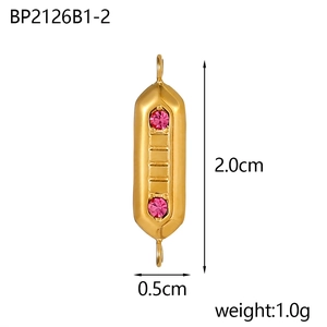 Vista dettagliata di un ciondolo dorato da 2,0cm con pietre rosa e dimensioni precise