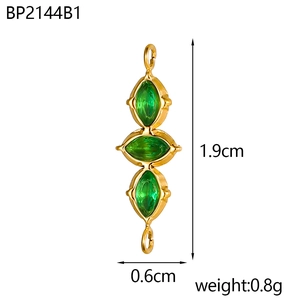 Dettaglio del pendente con cristalli verdi e finitura dorata, misura 1,9 cm x 0,6 cm