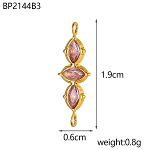 Vista dettagliata del connettore dorato boho con tre cristalli marquise viola