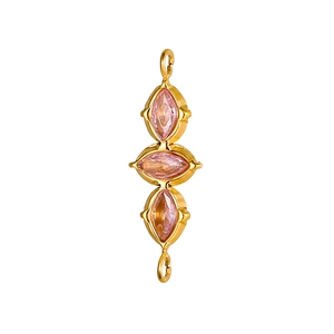Dettaglio ciondolo bohémien dorato con tre pietre marquise sfaccettate rosa e arancio