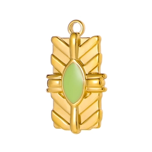 Détail macro d'un pendentif doré vintage avec pierre marquise verte et texture en relief