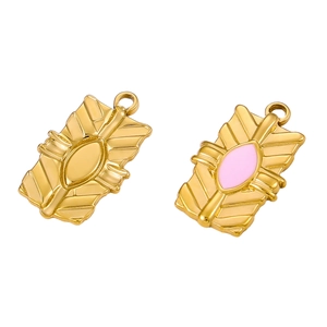 Détail des pendentifs dorés rectangulaires avec motifs de plumes et cœur en émail rose