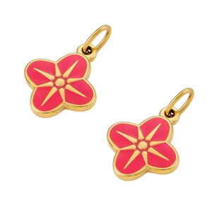 Gros plan de pendentifs fleurs roses aux bords dorés pour la création de bijoux