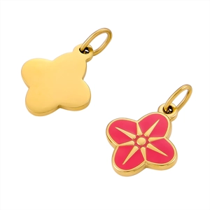 Détail de pendentifs trèfle rouge avec relief étoile dorée pour la création de bijoux