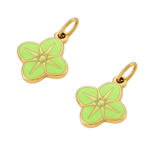 Détail du pendentif trèfle à quatre feuilles doré avec émail vert et motif d'étoile