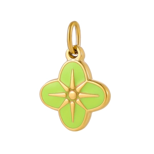Vue détaillée d'un pendentif trèfle à quatre feuilles en émail vert et finition dorée