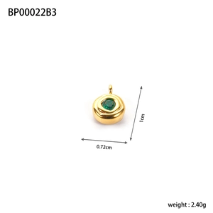 Detailweergave van een 1 cm gouden boze oog hanger met groene steen en hamerslag
