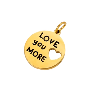 Dettaglio macro del ciondolo dorato con incisione LOVE YOU MORE e intaglio a cuore
