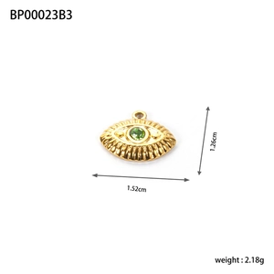 Macro-opname van gouden boze oog hanger met groene edelsteen en afmetingen