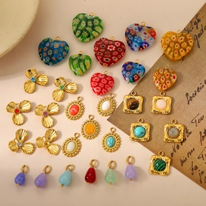 Squisito assortimento di ciondoli a cuore Millefiori e ciondoli floreali colorati
