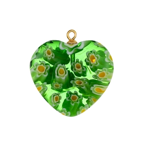 Dettaglio del ciondolo a cuore in vetro millefiori verde con motivi floreali
