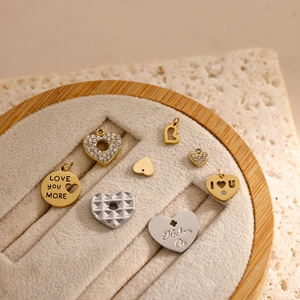 Set di ciondoli a cuore in oro e argento con incisioni d'amore e piccoli cristalli