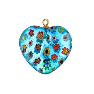 Dettaglio pendente a cuore in vetro millefiori blu con motivi floreali e gancio dorato