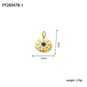 Detail van een gouden ronde boze oog hanger met blauwe edelsteen en reliëfpatroon