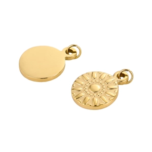 Detailansicht runder goldener Metallanhänger mit polierter Oberfläche und Sonnenstrahlmuster