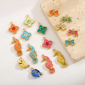Pendentifs en émail pour bijoux DIY avec papillon, trèfle et poissons tropicaux