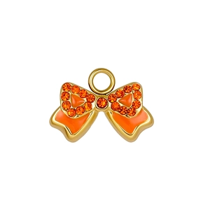 Détail d'un pendentif nœud doré avec strass orange et finition en émail brillant