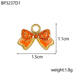 Détail macro du pendentif papillon en émail orange avec placage d'or pour bijoux DIY