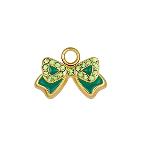 Détail d'un pendentif nœud plaqué or avec émail vert et strass étincelants