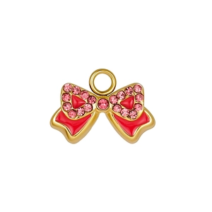 Détail d'un pendentif nœud doré avec strass roses et glaçage en émail rouge vif