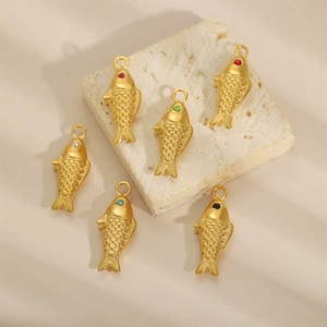 Set van zes gouden vis hangers met gekleurde edelsteen ogen voor DIY sieraden maken