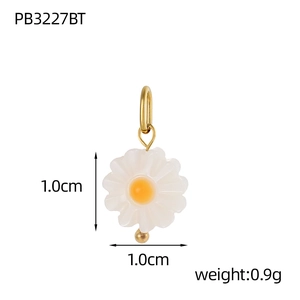 Macro view of daisy pendant charm showing 1.0cm dimensions and 0.9g weight details
