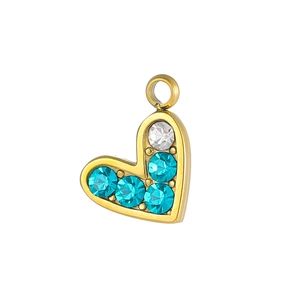 Makroaufnahme von Herzanhänger aus Gold mit blauen und weißen Kristallen für DIY-Schmuck