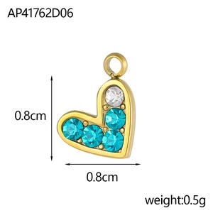 Detailansicht eines Herzanhängers mit blauen Kristallen, Maße 0,8 cm x 0,8 cm