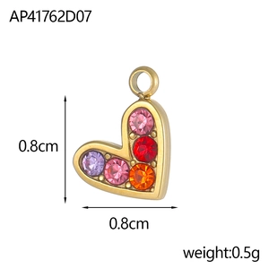 Makro-Detail des herzförmigen Goldanhängers mit Zirkonia-Steinen und 0,8cm Größenangabe