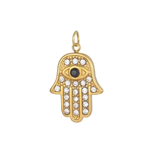 Detaillierte Makroansicht eines goldenen Hamsa-Hand-Anhängers mit weißen Zirkonia