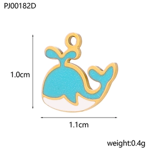Détail du pendentif baleine en émail bleu avec bords dorés et dimensions de 1,0 cm par 1,1 cm