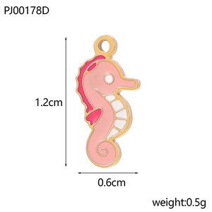 Détail montrant les dimensions du pendentif hippocampe rose et blanc de 1,2 cm