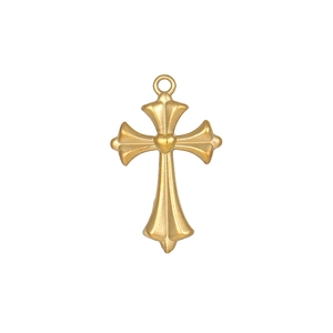 Détail d'un pendentif croix en or mat avec centre en cœur et extrémités en lys