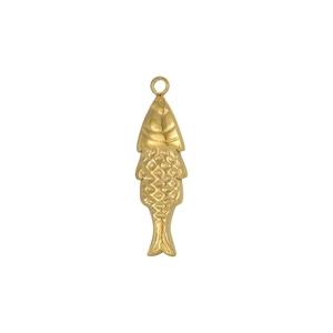 Détail d'un pendentif poisson doré avec texture d'écailles pour bijoux DIY