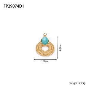 Détail du pendentif goutte bohème avec incrustation de turquoise et texture dorée