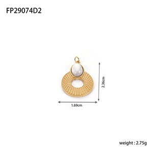 Détail d'un pendentif rond doré avec texture gaufrée et dimensions 1,69x2,36cm