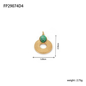 Détail du pendentif goutte en turquoise avec cadre doré perlé et dimensions