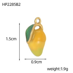 Vista detallada del colgante de mango esmaltado de 1,5 cm por 0,9 cm y peso de 1,9 g
