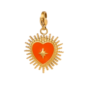 Detailansicht eines herzförmigen Goldanhängers mit orangefarbenem Emaille und Karabiner